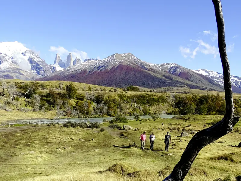 Schroffe Granitzinnen, eisbedeckte Gipfel, malachitgrüne Seen und Fjorde, die in allen Blautönen schimmern: Auf unserer Reise durch Chile eröffnen sich uns spektakuläre Fotomotive im Nationalpark Torres del Paine.