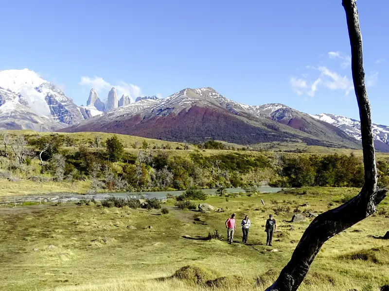 Schroffe Granitzinnen, eisbedeckte Gipfel, malachitgrüne Seen und Fjorde, die in allen Blautönen schimmern: Auf unserer Reise durch Chile eröffnen sich uns spektakuläre Fotomotive im Nationalpark Torres del Paine.