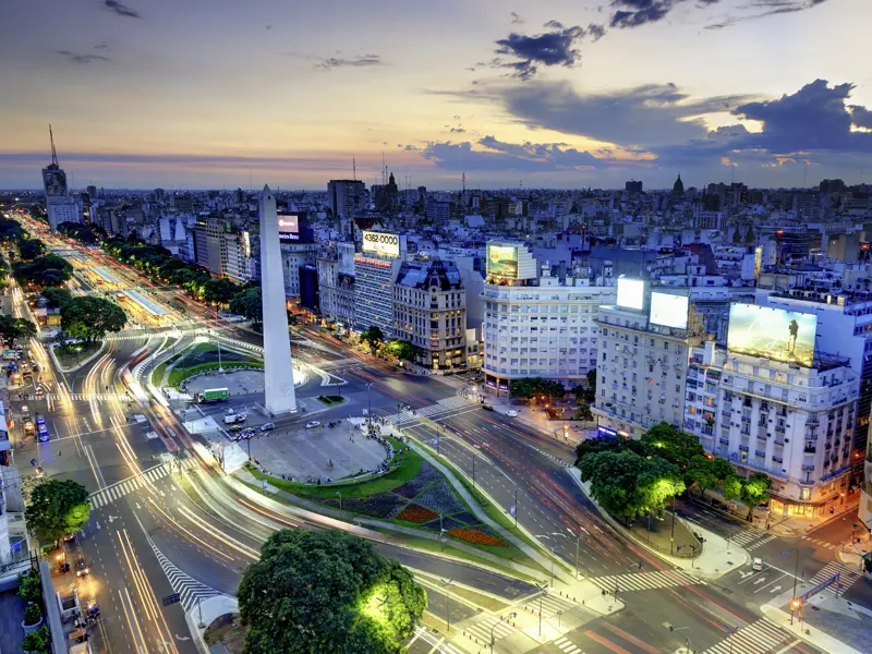 Auf dieser Studiosus-Reise besuchen wir in Argentinien die Hauptstadt Buenos Aires und spazieren beim Stadtrundgang am Obelisken vorbei.