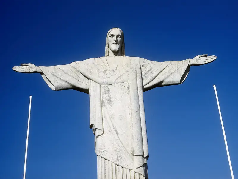 Vom Berg Corcovado, auf den wir mit der Zahnradbahn hinauffahren, liegt der Christusstatue und uns die ganze Stadt Rio de Janeiro zu Füßen.