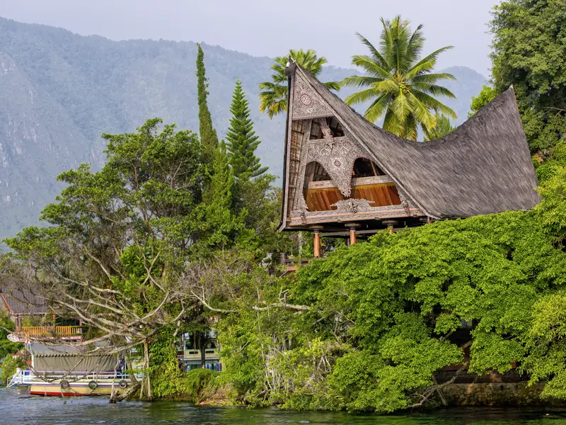 Der Tobasee auf Sumatra ist der größte Kratersee der Welt. Wir verbringen während unserer Studienreise zwei Nächte auf der Insel Samosir, um die Highlights rund um den See zu erkunden.