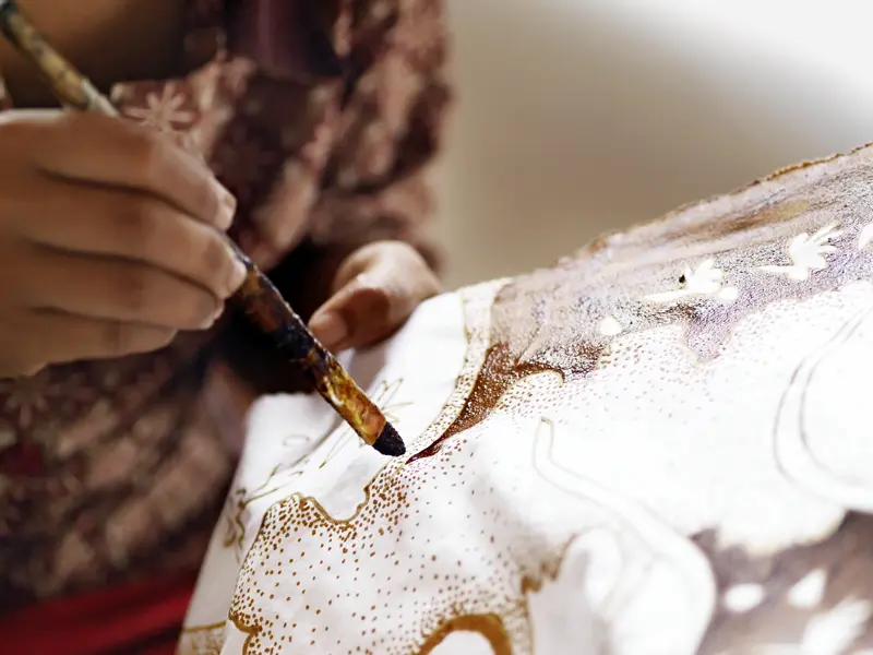 Auf unserer dreiwöchigen Studienreise nach Indonesien tauchen wir ein in die farbenfrohe Kultur Balis, wo die Batikmalerei eine lange Tradition hat.