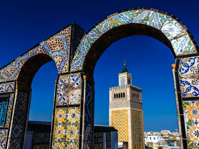 Kommen Sie mit auf unsere Studienreise durch das vielfältige Tunesien und genießen Sie in der Hauptstadt Tunis von einer der zahlreichen Dachterrassen in der Altstadt den Blick auf Moscheen und das Dächermeer!