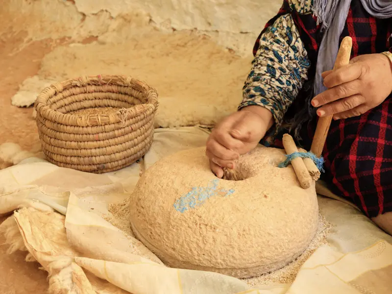 Auf unserer Studienreise durch Tunesien treffen wir immer wieder auf traditionell arbeitende Kunsthandwerker und -handwerkerinnen. Töpfer, Holzschnitzer oder Mosaikkünstler verkaufen ihre Erzeugnisse in den lebhaften und farbenfrohen Souks der Altstädte.