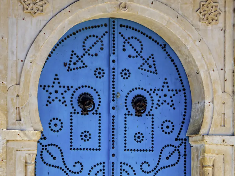 Wie diese blaue Tür, so gibt es sie in Tunis und Sidi Bou Said in allen Farben! Bei dieser Studienreise erleben wir die Farbenfreude Tunesiens.