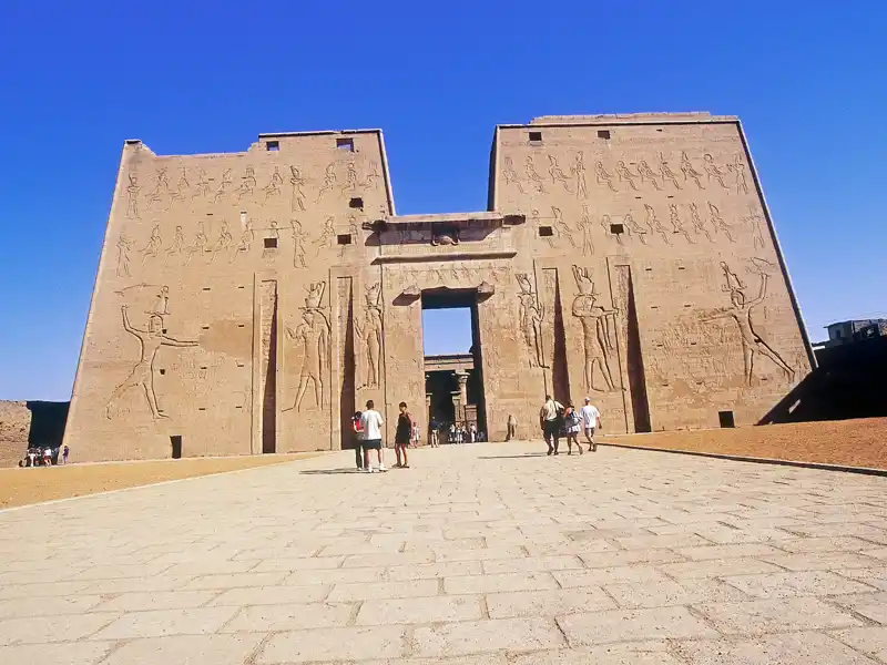 Auf unserer Reise nach Ägypten besuchen wir auch den Horus-Tempel von Edfu.