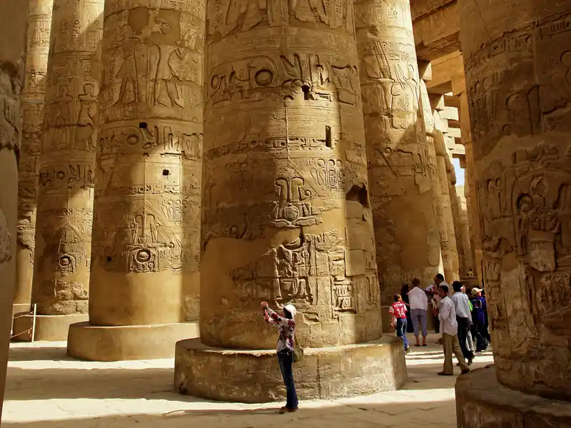 In der Tempelstadt Karnak öffnet Ihnen Ihr Reiseleiter auf unserer Kreuzfahrt-Studienreise durch Ägypten Spalt für Spalt das Tor zur Pharaonenwelt. Hier regierte Götterkönig Amun. Wir lassen Obelisken, Statuen, in Stein gemeißelte Verse und einen Wald aus 134 riesigen Säulen auf uns wirken.