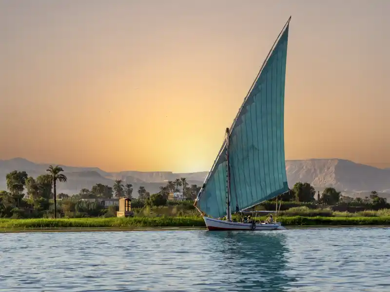 Schwarze Granitfelsen, goldene Sanddünen, grüne Felder - Lust auf einen Segeltörn vor dieser Kulisse? Bei unserer Studienreise durch Ägypten steuern wir, wenn es der Wind erlaubt, in Assuan mit einer Feluke zur Botanischen Insel.