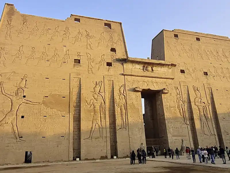 Während unserer Kreuzfahrt-Studienreise durch Ägypten kommen wir auch zum Horus-Tempel von Edfu.