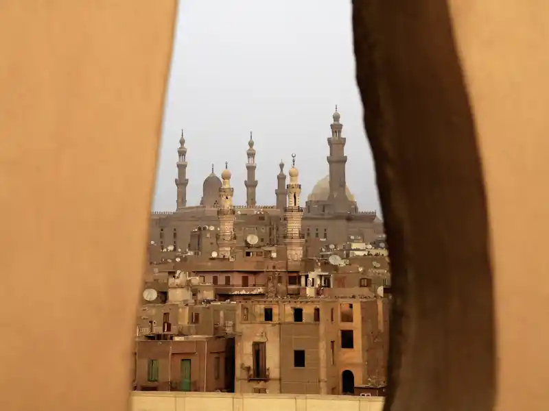 Bei unserer Kreuzfahrt-Studienreise nach Ägypten empfängt uns auf einer Anhöhe die mächtige Zitadelle von Saladin. Der Panoramablick über Kairo ist spektakulär.