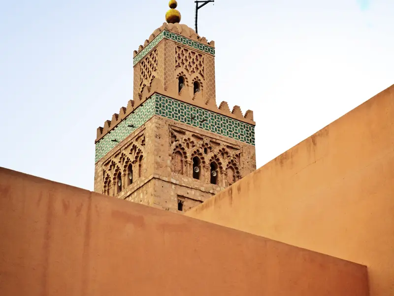 Das Minarett der Koutoubia-Moschee wacht über die Altstadt von Marrakesch und den berühmten Marktplatz Djemaa el-Fna.