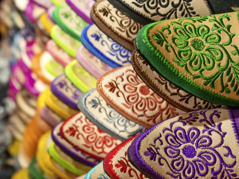 Auf den marokkanischen Märkten leuchtet der Orient in allen Farben. Zwischen Pantoffeln, Taschen, Lampen und Schüsseln finden SIe mit Sicherheit Ihr perfektes Souvenir für zu Hause.