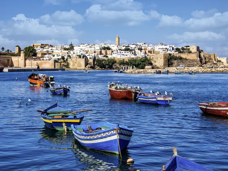 Der befestigte Teil der Altstadt von Rabat, die Kasbah des Oudaias, begeistert mit engen Gassen, weiß getünchten Häusern und herrlichen Ausblicken aufs Meer. Auch in dieser Königsstadt planen wir während unserer Studienreise nach Marokko einen Aufenthalt mit Übernachtung.