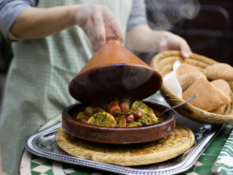 Lernen SIe auf Ihrer Studienreise nach Marokko auch die Spezialitäten der Landesküche kennen. Besonders beliebt sind Tajines, Gerichte aus dem traditionellen Schmortopf.