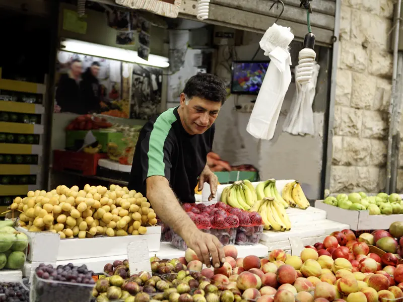 Während unserer Studienreise durch Israel nehmen Sie auch am täglichen Leben teil und haben Gelegenheit, sich auf den Märkten mit frischem Obst einzudecken.