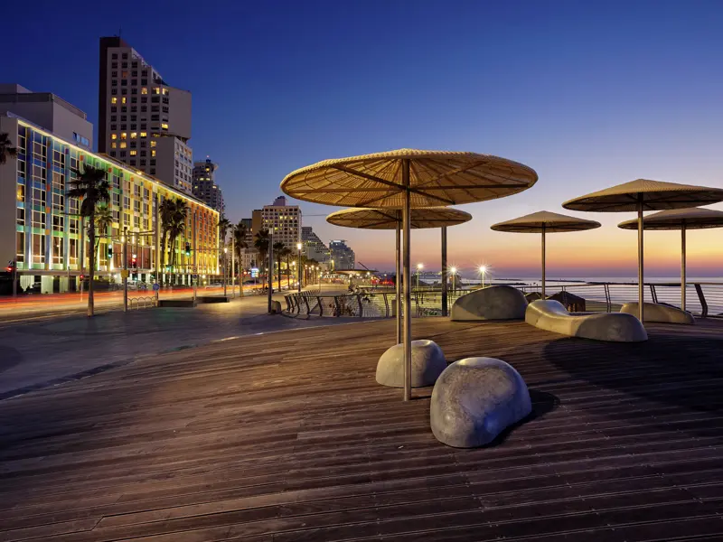 Unsere einwöchige Studienreise durch Israel zeigt Ihnen das Heilige Land in all seinen faszinierenden Facetten. In Tel Aviv lohnt es sich, die Strandpromenade entlangzuspazieren.