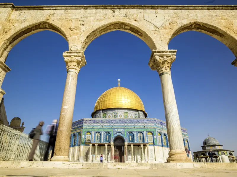 Die goldene Kuppel des Felsendoms auf dem Tempelberg in Jerusalem glitzert im Mittagslicht. Gläubige beten hier und an der Al-Aksa-Moschee; beide besichtigen Sie auf Ihrer Rundreise durch Israel von außen, wenn es die Sicherheitslage erlaubt.