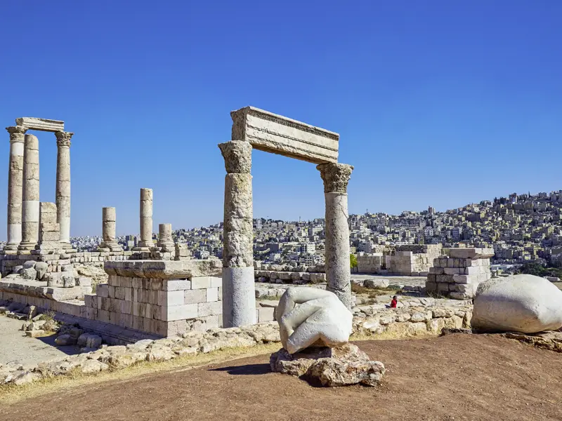 Auf unserer Studiosus-Reise durch Jordanien gehen wir in Amman auf Zeitreise in die Antike und blicken vom Zitadellenhügel auf die Millionenstadt biblischen Alters.