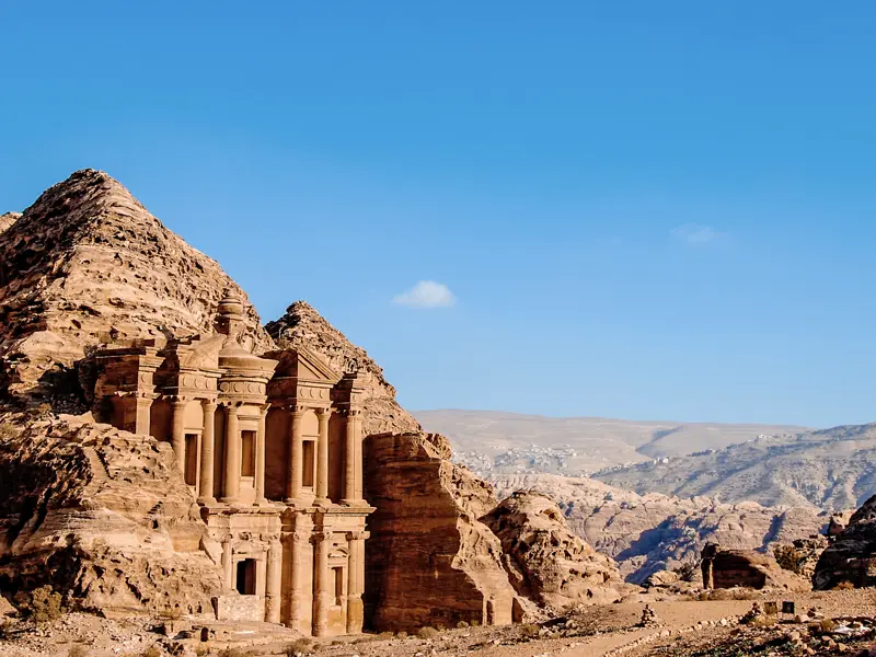 Wer sich körperlich fit fühlt, kann auf einem alten Pilgerweg in Petra hinauf zum Heiligtum Ed-Deir, auch das Kloster genannt, steigen und den grandiosen Ausblick ins Wadi Araba genießen. Eine von mehreren Extratouren auf unserer einwöchigen Studienreise mit Muße durch Jordanien.