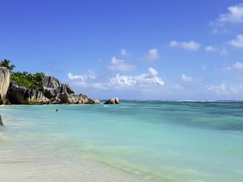 Wer möchte hier nicht in den Indischen Ozean springen? Der Traumstrand von La Digue auf den Seychellen. Auf der Studiosus-Reise zu den Inseln im Indischen Ozean haben Sie dazu Gelegenheit.