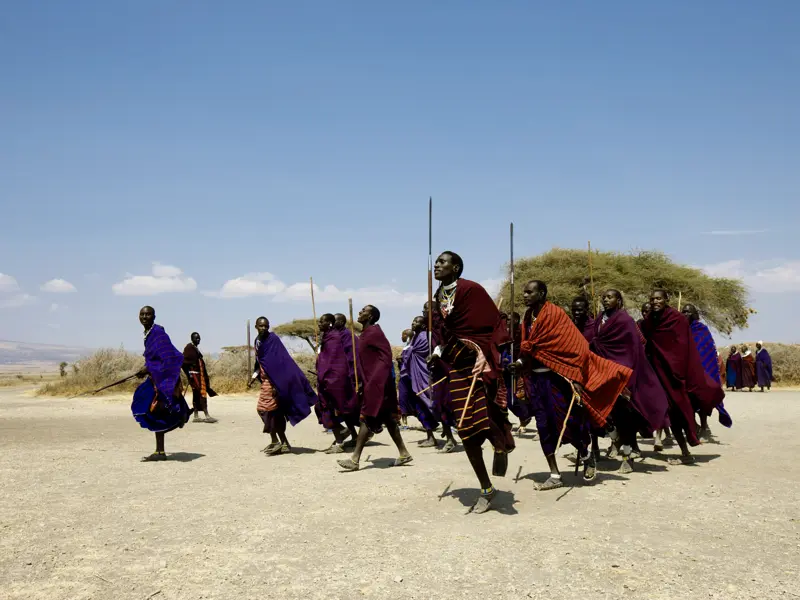 Bei unserer Studienreise nach Kenia und Tansania werden Sie sicherlich auch in friedlichen Kontakt mit den einheimischen Massai-Kriegern kommen.