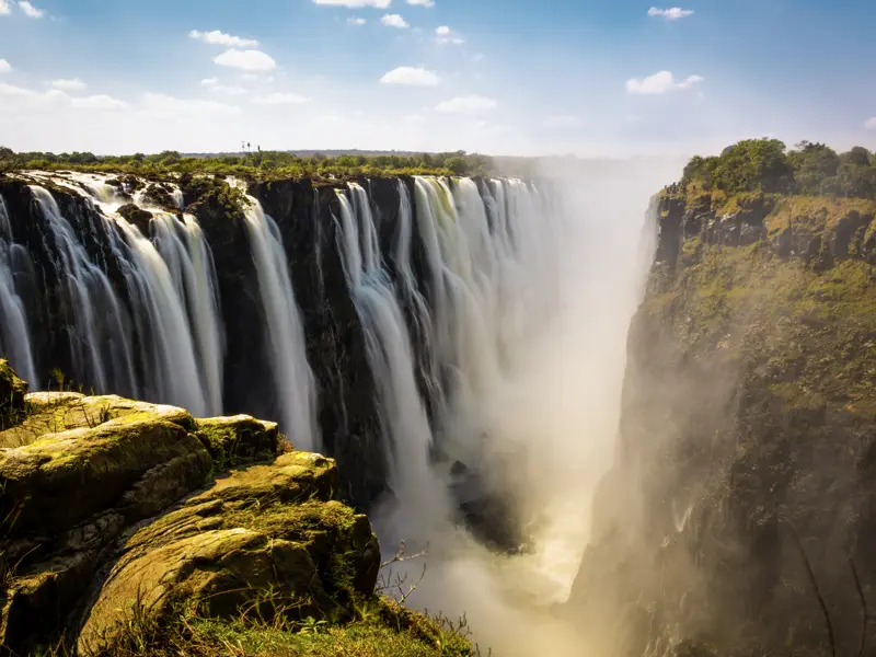 Zum Finale unserer Studienreise durch das Südliche Afrika machen wir einen Abstecher zu den Viktoriafällen, der majestätischen Naturgewalt des Sambesis an der Grenze zwischen Sambia und Simbabwe. Seit 1989 gehören sie zum UNECSO-Weltnaturerbe.