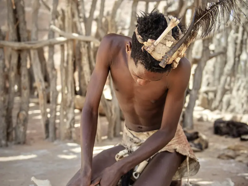 Auf unserer Studienreise durch Namibia erleben wir handwerkliche Traditionen, hier der Damara.