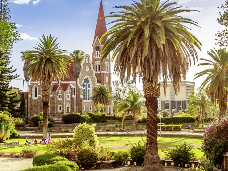 Wir beginnen unsere Reise durch Namibia in Windhuk und bestaunen die Spuren des deutschen Kulturerbes wie hier an der Christuskirche, eines der Wahrzeichen der Hauptstadt des Landes.