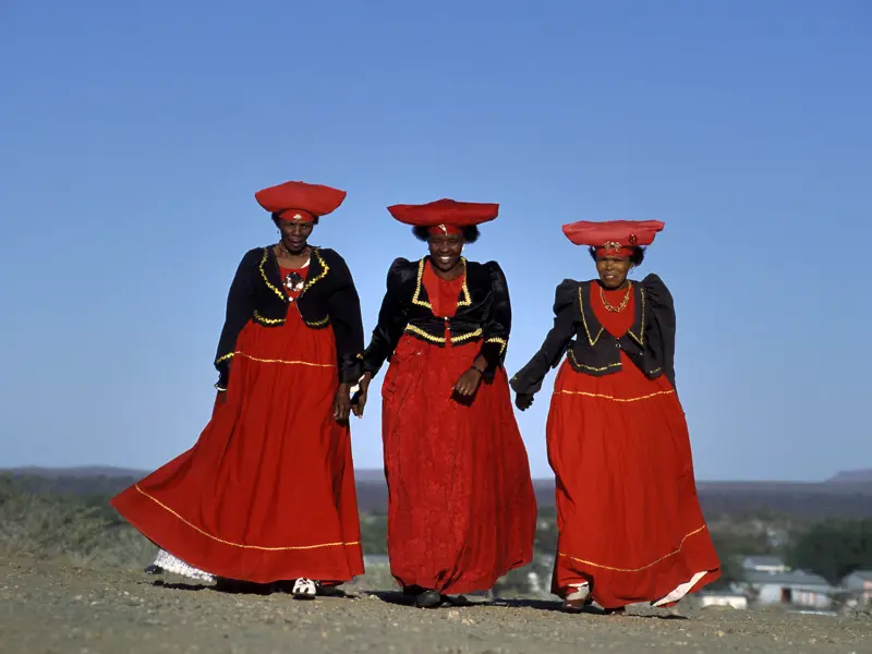 Zu den Begegnungen auf unserer Rundreise durch Namibia zählt das Treffen mit den verschiedenen Volksgruppen des Landes wie den Hereros.