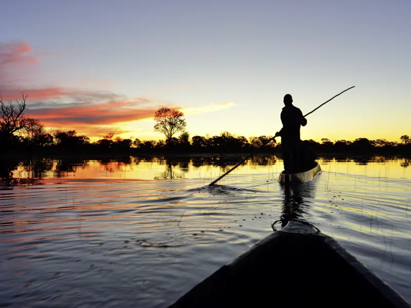 Wenn der Wasserstand es zulässt, sind wir während unserer Studios-Expeditionsreise durch Botswana mit unseren einheimischen Bootsführern in einem Mokoro auf dem Okavango unterwegs.