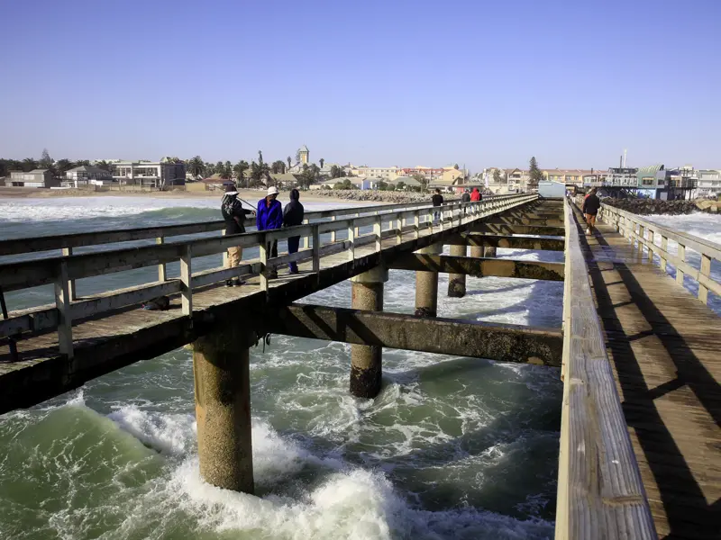 Auf unserer Reise mit Studiosus durch Namibia haben wir immer wieder Zeit, innezuhalten und die kulturellen Schätze Afrikas zu genießen. Neben der beeindruckenden Küstenlinie finden sich in Swakopmund noch heute deutliche Spuren der Kolonialzeit überall in der Stadt.