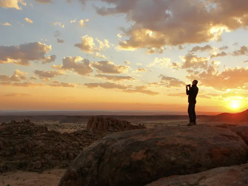 Wir erfreuen uns auf unserer Rundreise durch Namibia an den Naturschönheiten des Landes und erleben Sonnenuntergänge in der Wüste.