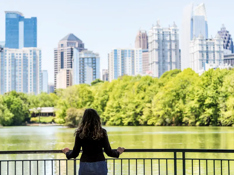 Auf der Reiseroute unserer 15-tägigen Studienreise durch die Südstaaten der USA liegt auch Atlanta, die Hauptstadt von Georgia. Der Piedmont Park mit dem See Clara Meer bietet Erholung in der Metropole.