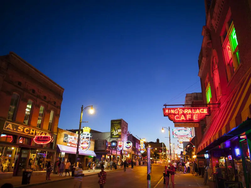 Auf unserer Studienreise durch die Südstaaten der USA fahren wir auf dem Blues Highway nach Memphis und lassen uns auf der Beale Street vom Rhythmus der Musik in den angesagten Clubs mitreißen.