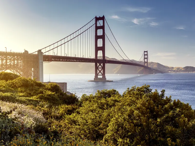 Bei unserer Rundreise durch den Westen der USA stehen wir am Aussichtspunkt zur Golden Gate Bridge.