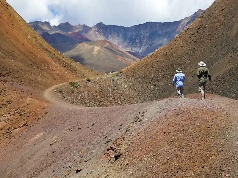 Unsere 16-tägige Studienreise zu den Trauminseln im Pazifik führt uns auf fünf Hawaii-Inseln, so auch nach Maui in den Haleakala-Nationalpark und zum gigantischen Krater des gleichnamigen Vulkans.