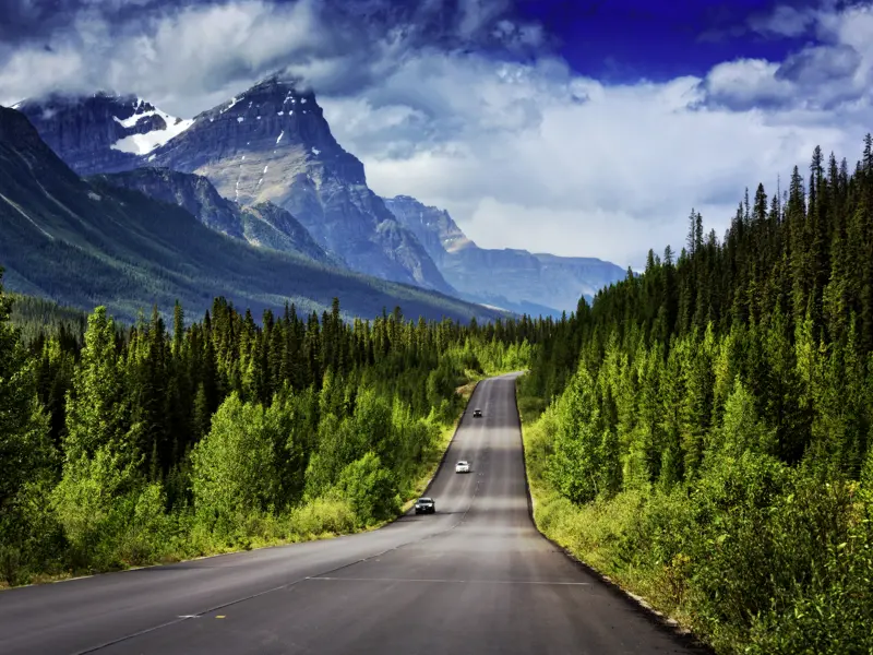 Unterwegs auf einer der schönsten Fernstraßen der Welt, dem Icefields Parkway, bestaunen wir Bergseen, Wasserfälle, 3000er-Gipfel und eisblaue Gletscher.