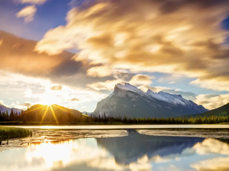 Schneebedeckte Gipfel und still verträumte Seen bei Sonnenaufgang im Banff-Nationalpark: Unsere umfassende, 20-tägige Studienreise nach Kanada wird Ihnen als facettenreiches Gesamtkunstwerk im Gedächtnis bleiben.