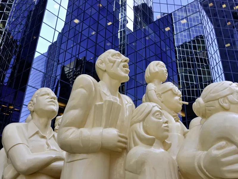 Unsere 13-tätgie Studiosusreise nach Kanada - Impressionen im Osten führt uns u.a. nach Montreal: Wir sehen hier die weltbekannte Skulptur La Foule illuminee - Das aufgeklärte Publikum.