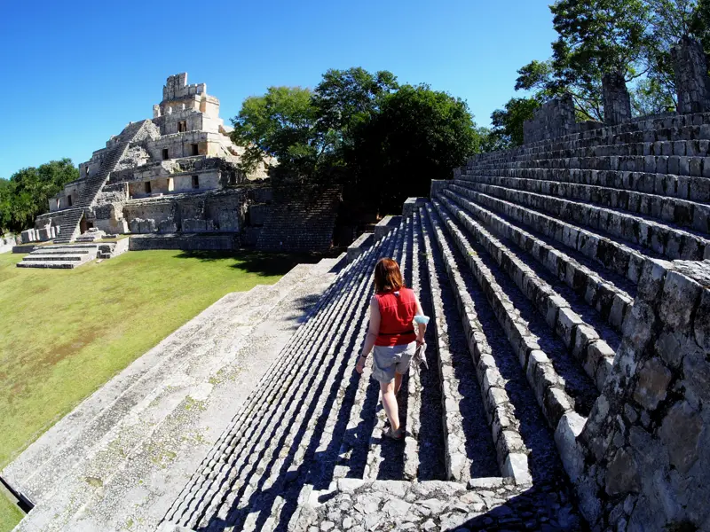 Auf unserer Studienreise durch Mexiko und Guatemala besuchen wir im Hinterland von Campeche die Akropolis von Edzná mit der sehenswerten Fassade der Palastpyramide.