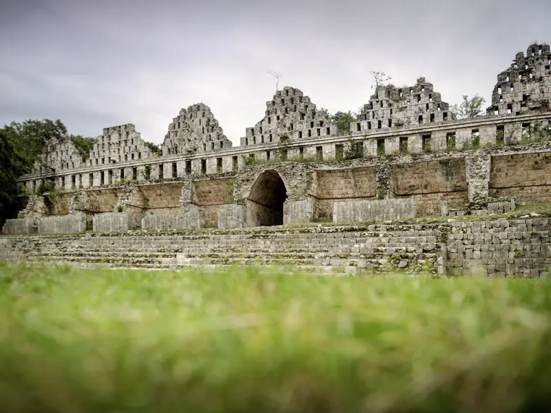 Auf unserer Studienreise durch Mexiko und Guatemala besuchen wir die archäologische Zone in Uxmal, überragt von der monumentalen Pyramide des Zauberers. Hier zu sehen ist die Casa de las Palomas.