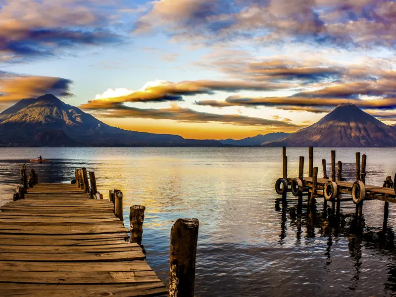 Für viele der schönste See der Welt: der Atitlánsee in Guatemala. Auf unserer Studienreise erkunden wir per Boot den tiefblauen See und die Mayasiedlungen an seinem Ufer.