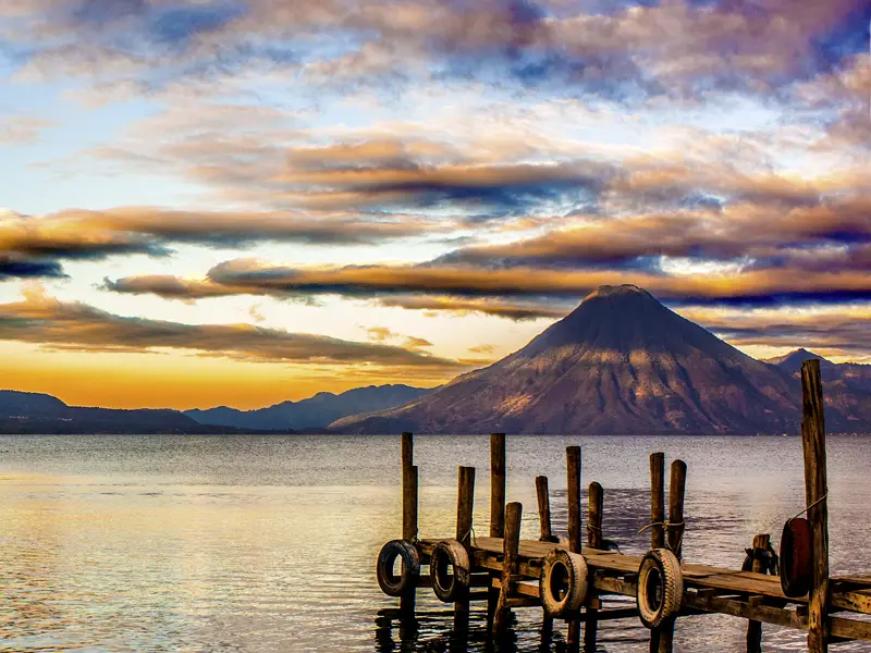 Für viele der schönste See der Welt: der Atitlánsee. Auf unserer Studienreise durch Guatemala erkunden wir per Boot den tiefblauen See und die Mayasiedlungen an seinem Ufer.