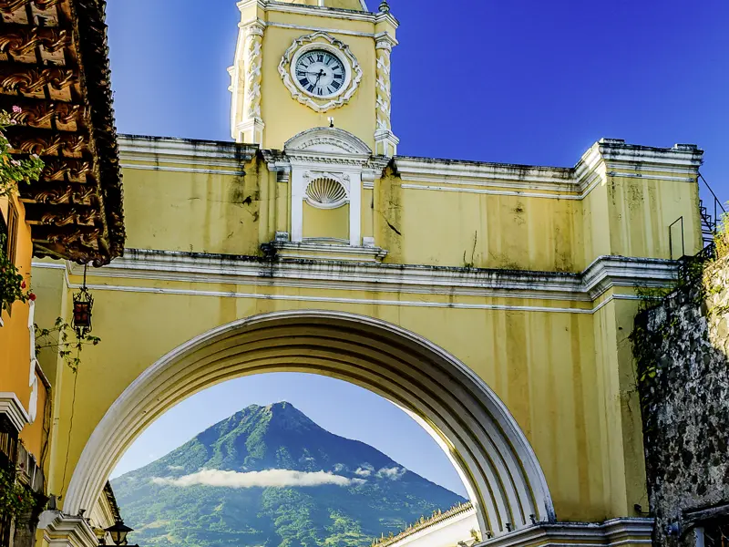 In Antigua beginnt unsere Studienreise durch Guatemala. Die ehemalige Hauptstadt bietet koloniales Flair vor der beeindruckenden Kulisse der Vulkane.