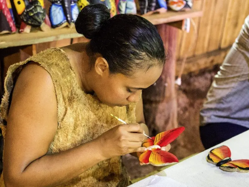 Beim Besuch des indigenen Stammes der Maleku auf unserer Studiosus-Reise durch Costa Rica kosten wir regionale Gerichte und lernen kunsthandwerkliche Traditionen kennen.