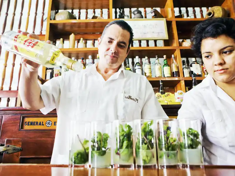 Während unserer Rundreise durch Kuba lassen wir uns von der heiteren Lebensart und der Lebenslust der Kubaner anstecken. Ein Mojito oder eine Pina Colada sorgen für Erfrischung zwischendurch. Salud!