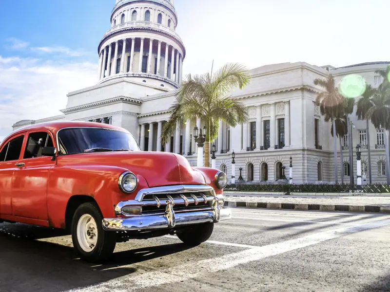 Auf unserer 15-tägigen Studienreise durch Kuba erkunden wir Havanna, wo wir auch viele Oldtimer wie hier vor dem Capitolio sehen.