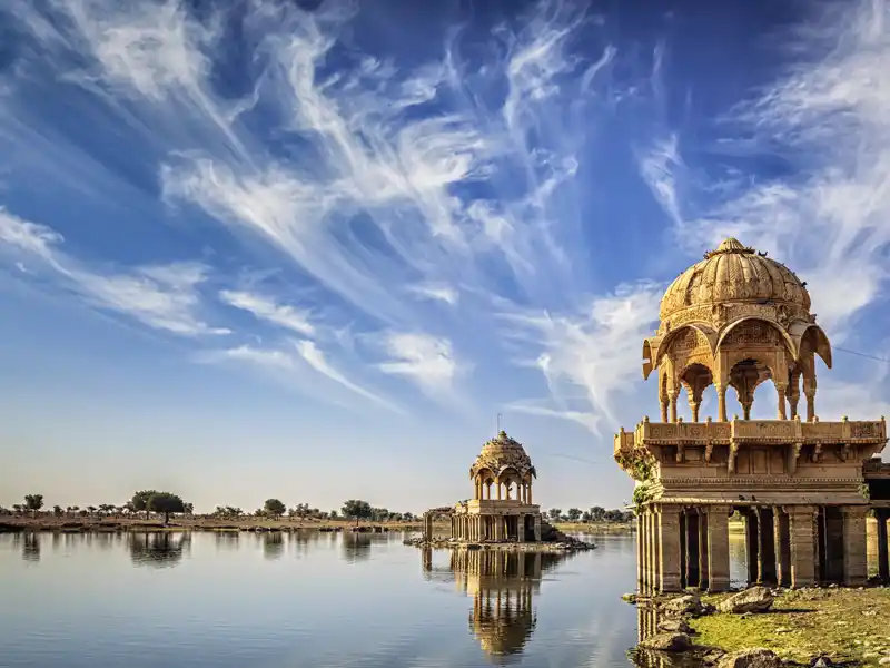 Unsere Besichtigung der Stadt Jaisalmer in der Wüste Thar, Rajasthan, Indien, beginnt am Gadi-Sagar-See.