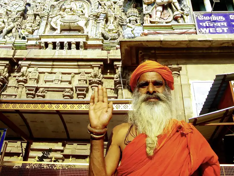 Auf unserer großen Südindienreise besuchen wir den Tempel der Göttin Minakshi in Madurai und sehen vielleicht auch einen Pilger, einen heiligen Sadhu.