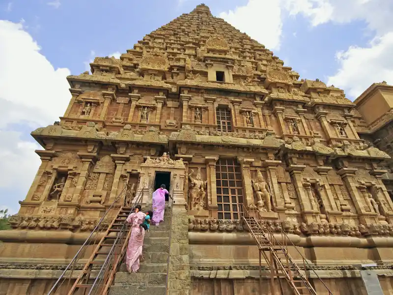 Auf unserer großen Südindienreise bestaunen wir den mehr als 1000 Jahre alten, pyramidenhaften großen Tempel von Thanjavur.